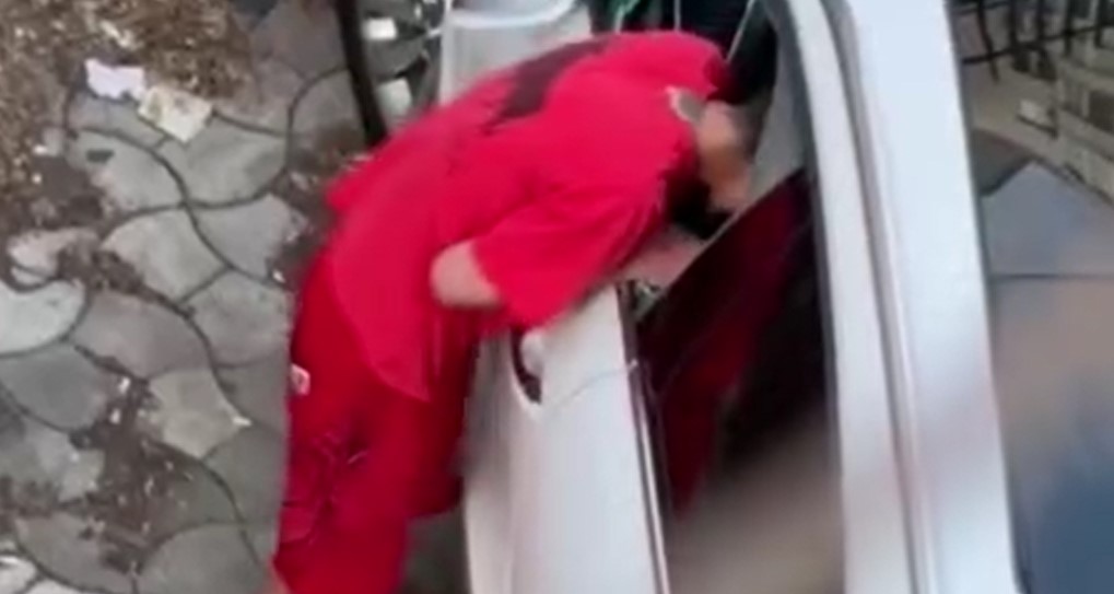 В Кишинёве мужчина разбил стекло машины и украл ценные вещи на глазах прохожих