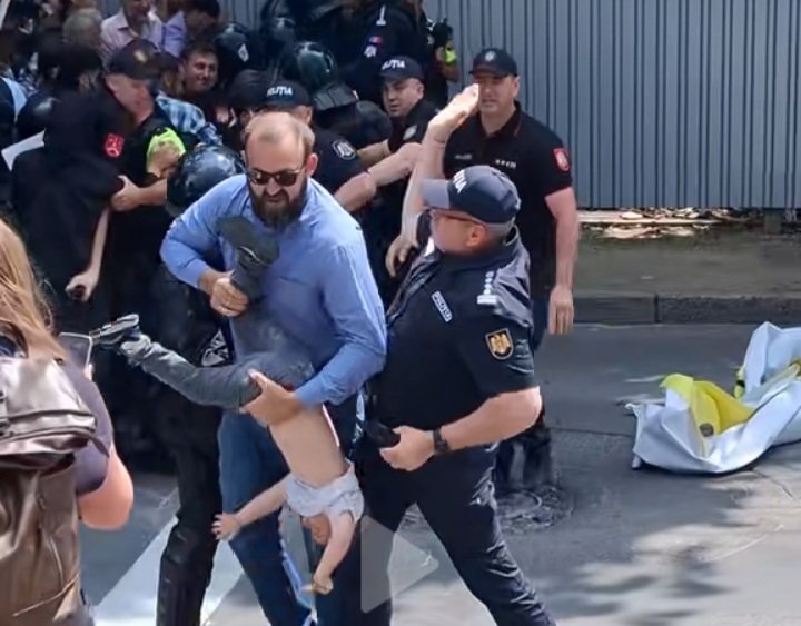 Столкновения в Кишиневе: протестующие против ЛГБТ-марша и полиция